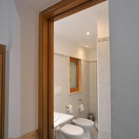 לינה וארוחת בוקר Nicole House