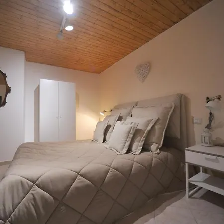 לינה וארוחת בוקר Nicole House 4*