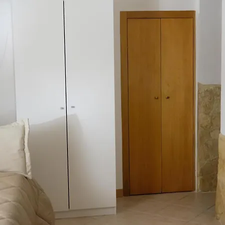 לינה וארוחת בוקר Nicole House 4*